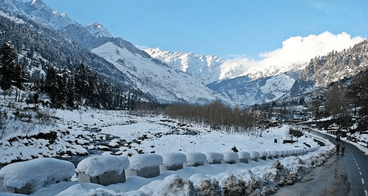 Tempo Traveller for Manali